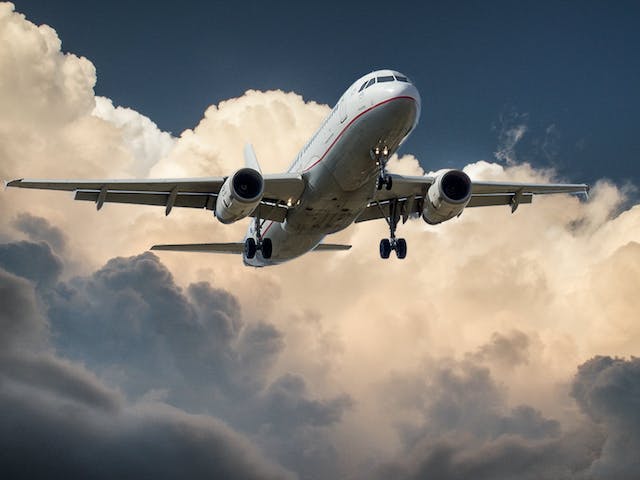Viagem internacional de avião atrasou: quais são meus direitos?